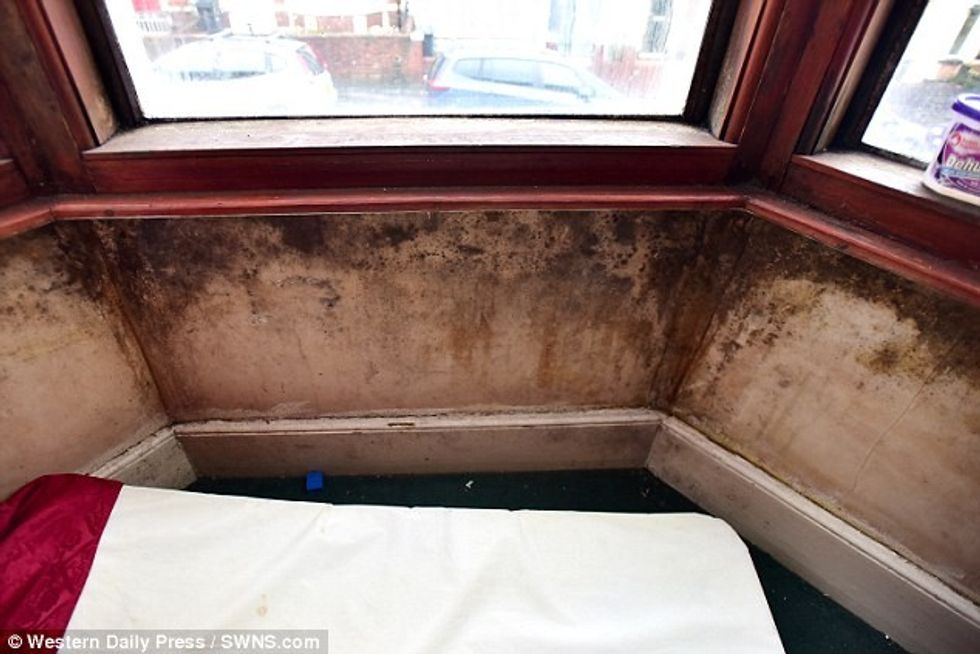 Fqinjët rrethojnë shtëpinë për ta mbrojtur një grua nga dëbimi foto 5