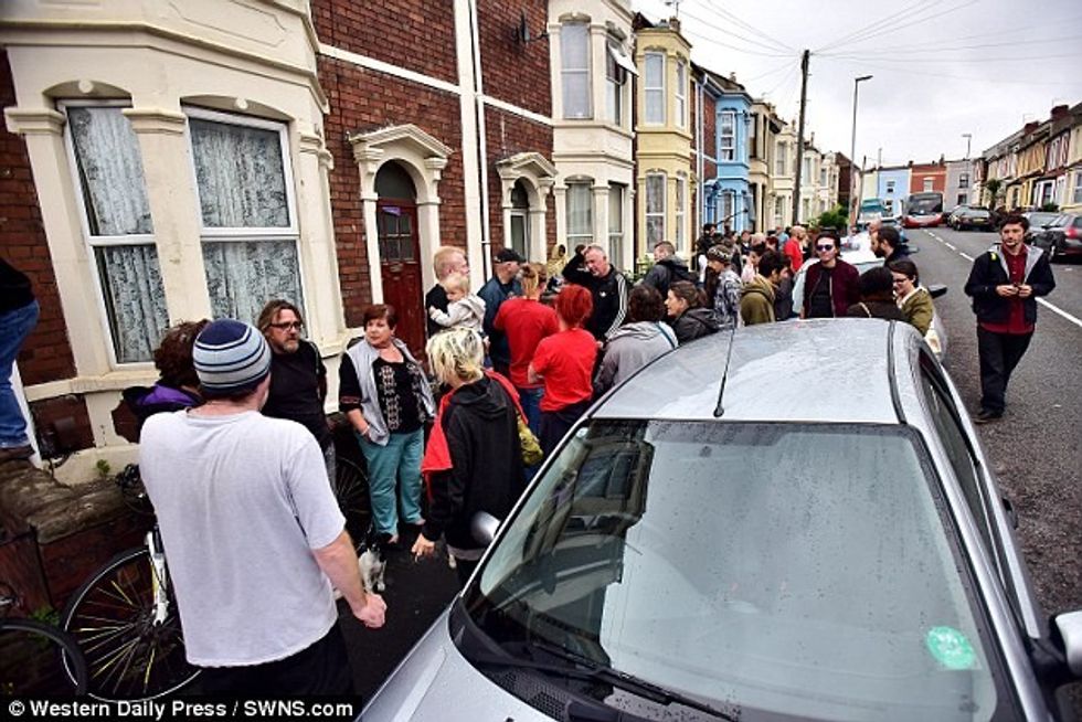 Fqinjët rrethojnë shtëpinë për ta mbrojtur një grua nga dëbimi foto 6