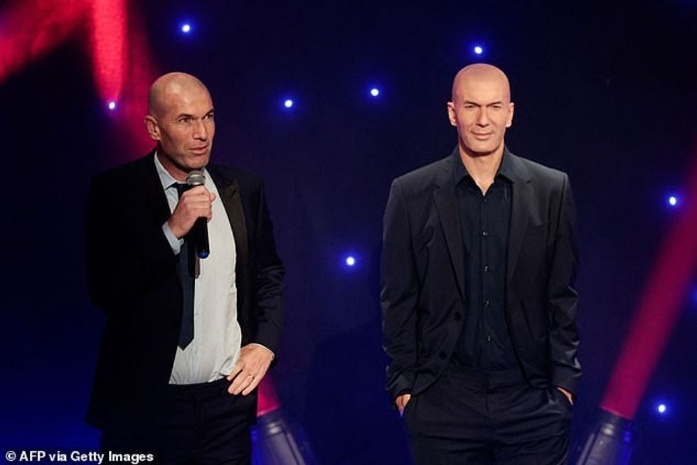 Francezi (majtas) e bëri njoftimin në një statujë që u zbulua në Paris të hënën mbrëma