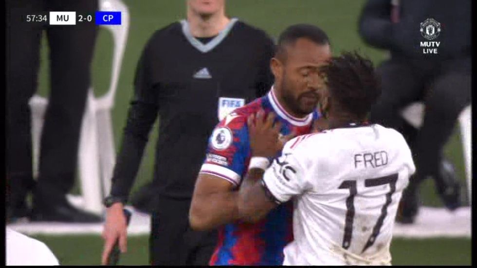 Fredi më pas vrapoi për t'u përballur me asin e Pallatit ndërsa ata u përfshinë në një ndeshje me shtytje