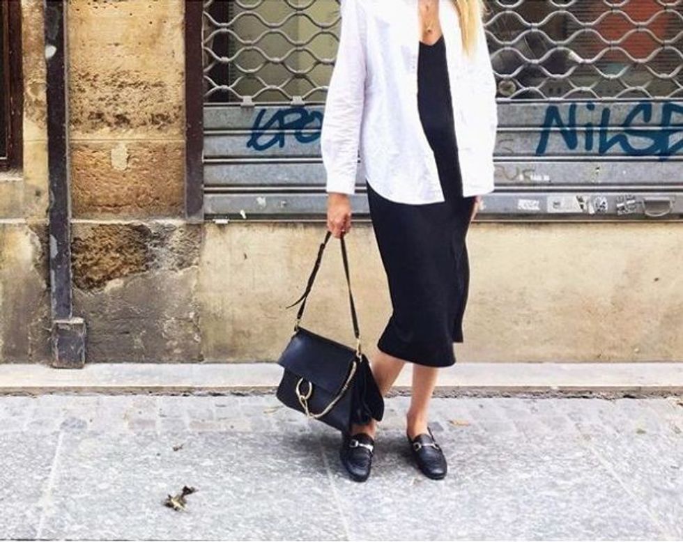 Fustan i zi deri mbi gjunjë + këmishë + mokasina