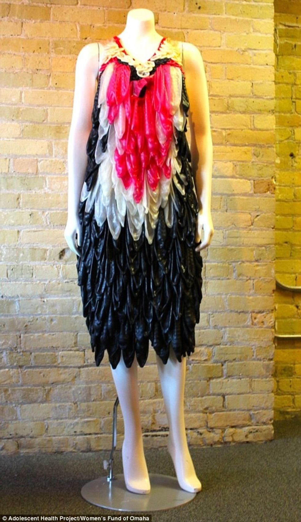 Fustane për mbrëmjen e maturës të punuar nga prezervativët foto 2