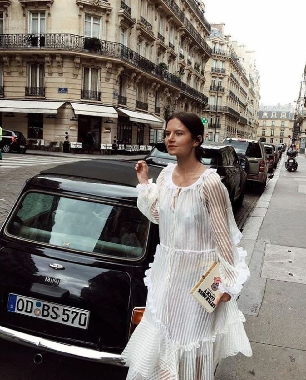 Fustani i bardhë romantik me mëngë të gjata