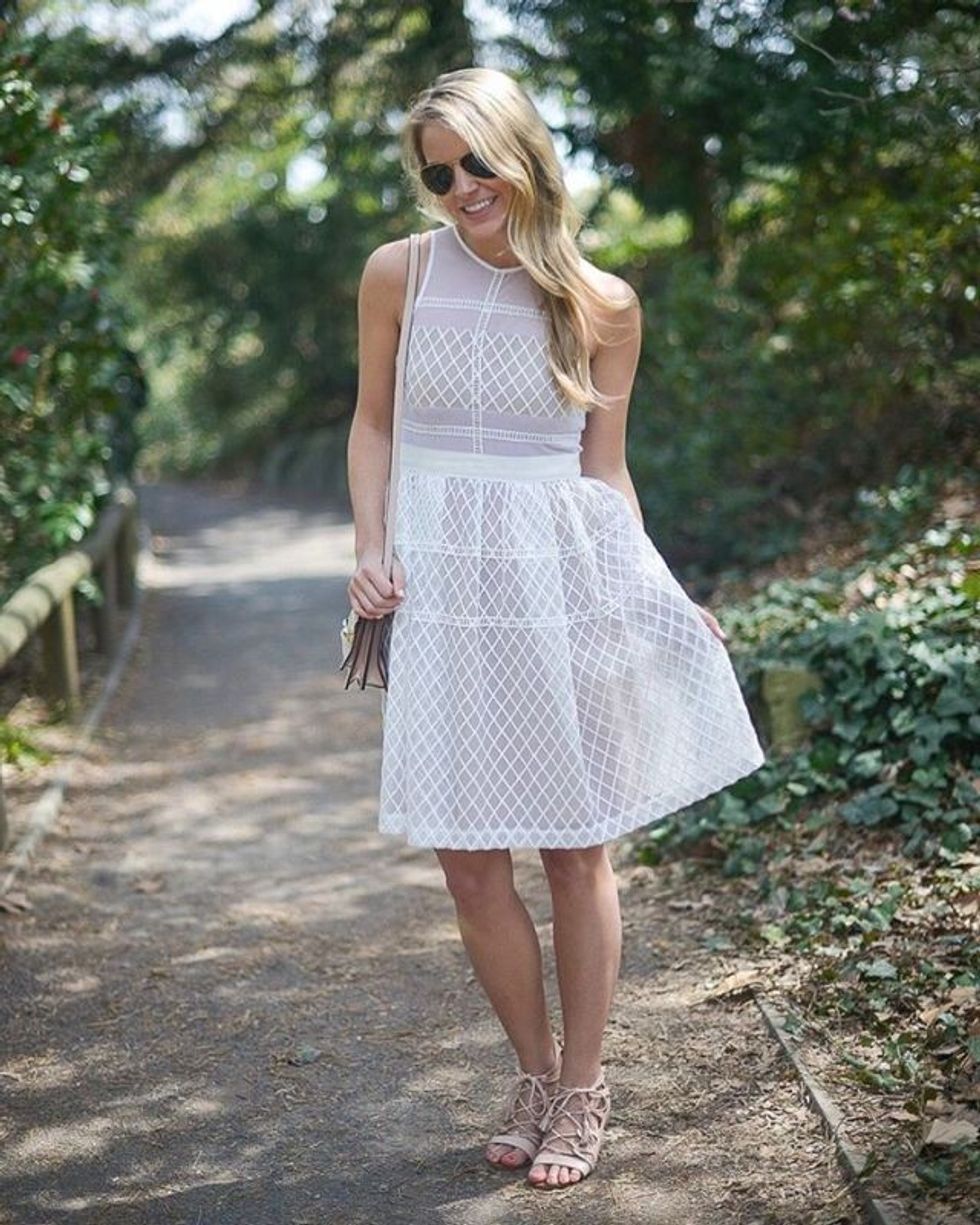 Fustani me detaje rrjete