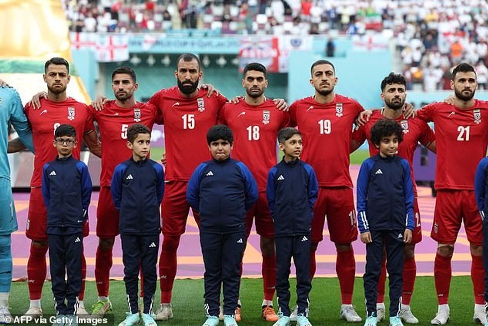 Futbollistët iranianë janë paralajmëruar nga zyrtarët në Teheran se do të përballen me ndëshkim për vendimin e tyre 'fyes' për të mos kënduar himnin e tyre kombëtar përpara ndeshjes së tyre në Kupën e Botës në Katar kundër Anglisë të hënën (në foto)