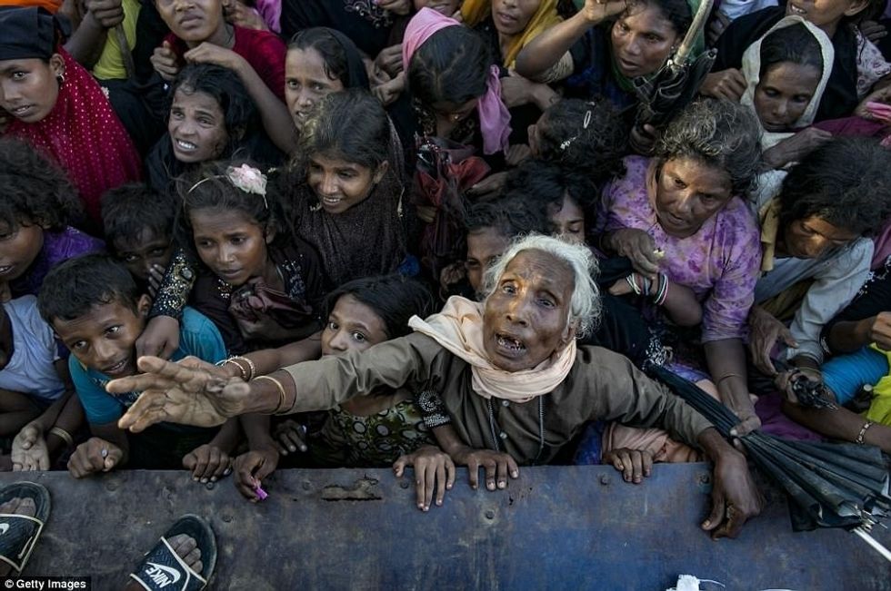 Fytyrat e dëshpëruara të grave dhe fëmijëve te ikur nga terrori mbi myslimanet ne Myanmar foto 2