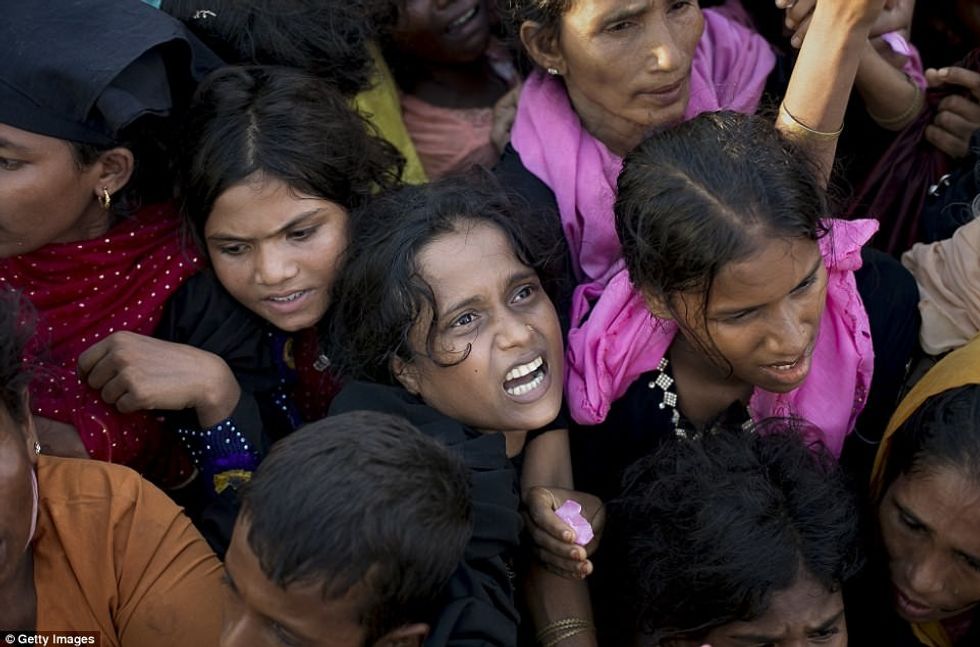 Fytyrat e dëshpëruara të grave dhe fëmijëve te ikur nga terrori mbi myslimanet ne Myanmar foto 3
