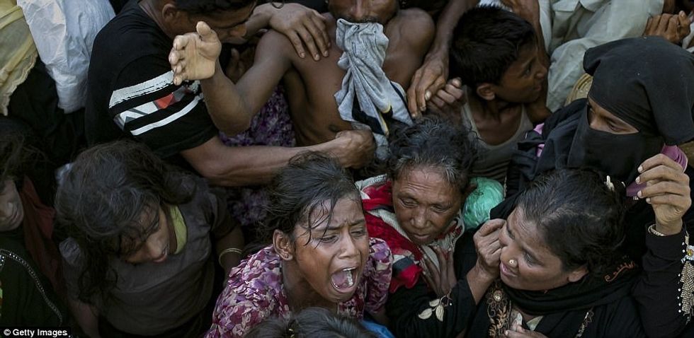 Fytyrat e dëshpëruara të grave dhe fëmijëve te ikur nga terrori mbi myslimanet ne Myanmar foto 4