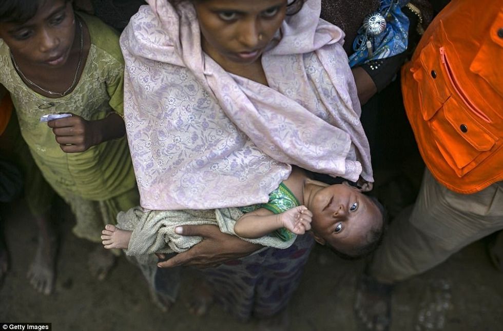 Fytyrat e dëshpëruara të grave dhe fëmijëve te ikur nga terrori mbi myslimanet ne Myanmar foto 5