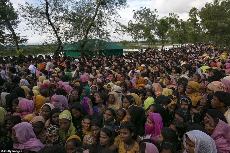 Fytyrat e dëshpëruara të grave dhe fëmijëve te ikur nga terrori mbi myslimanet ne Myanmar foto 6