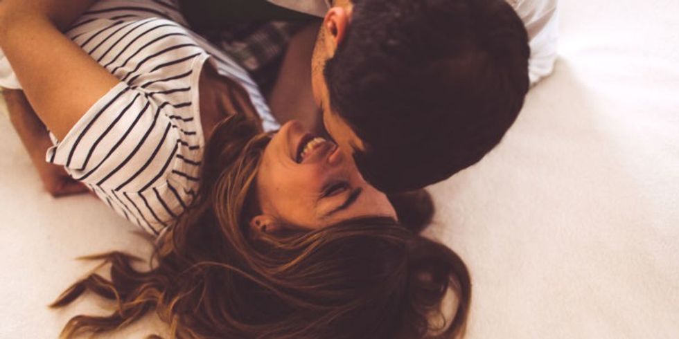 gallery 1457970697 coupleinbedkissing