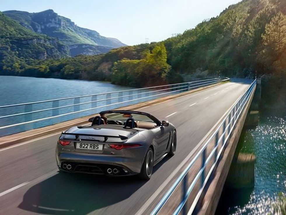 Garazhi i ëndrrave që do ti permbante pese makina nga Land Rover foto 2