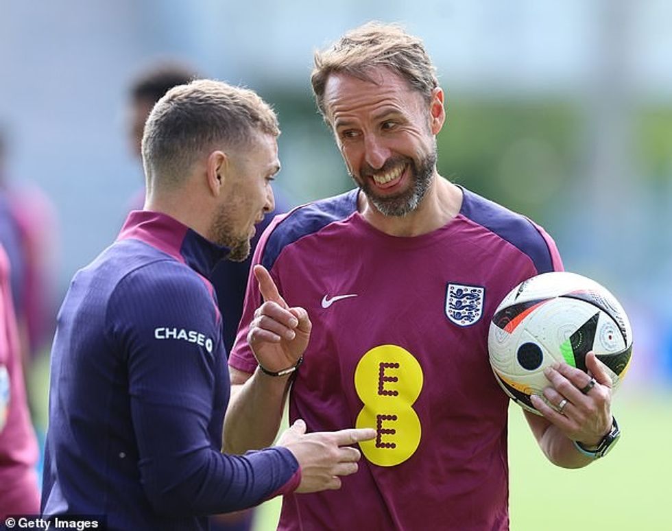 Gareth Southgate është parë duke mbajtur unazën gjatë përgatitjeve të Anglisë në Gjermani