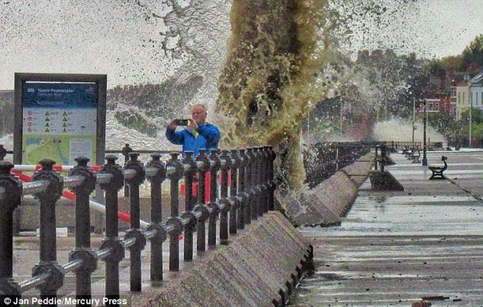 gati-u-rrembye-nga-vala-derisa-po-e-fotografonte-nje-atraksion-turistik-foto-2