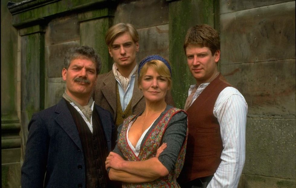 Geoffrey (L) gjithashtu u shfaq në serialet komedi televizive Brass së bashku me (LR) Gary Cady, Barbara Ewing dhe Shaun Scott