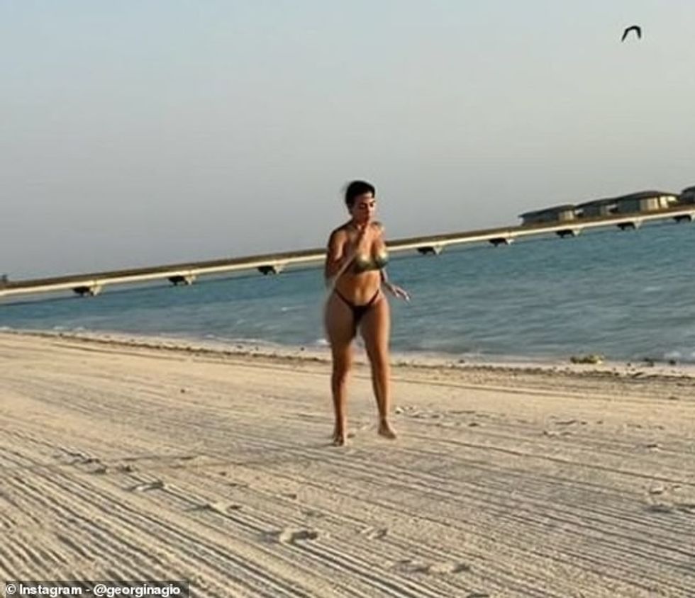 Georgina iu rikthye bikinit për një tjetër seancë sprinti, duke mos u relaksuar me palestrën e saj as në pushime