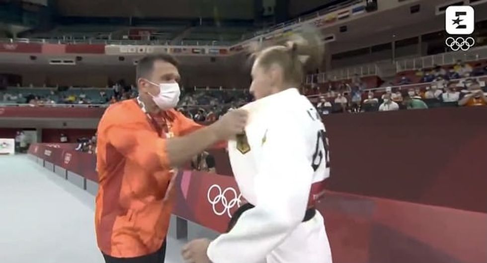 German judo athlete Martyna Trajdos has defended her coach for violently shaking her before her Olympic fight in Tokyo