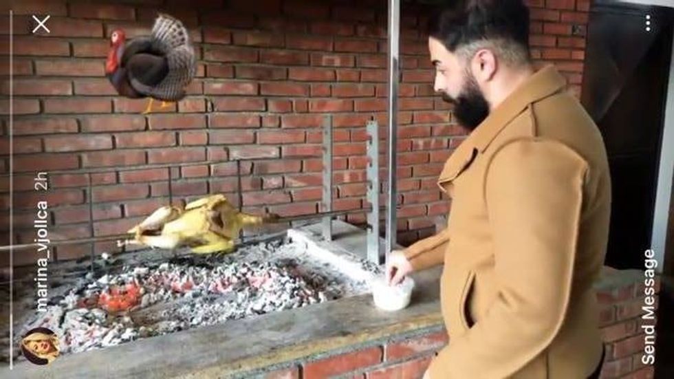 Geti duke pjekur pulë. Foto nga Marina Vjollca në Instagram Story.