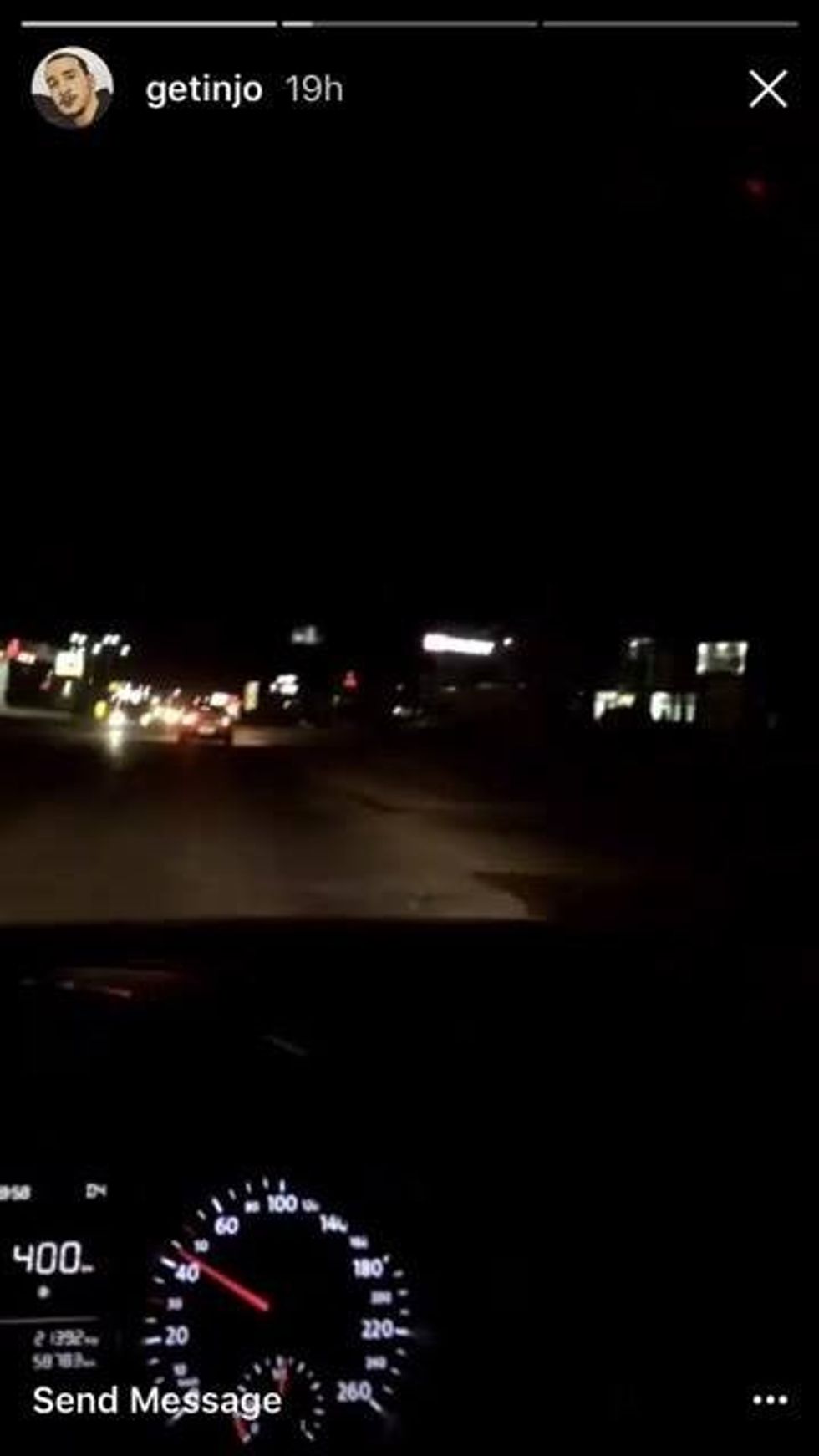 Getinjo dëgjon muzikë rapsodike në makinën e tij. Foto nga Instagram Story.
