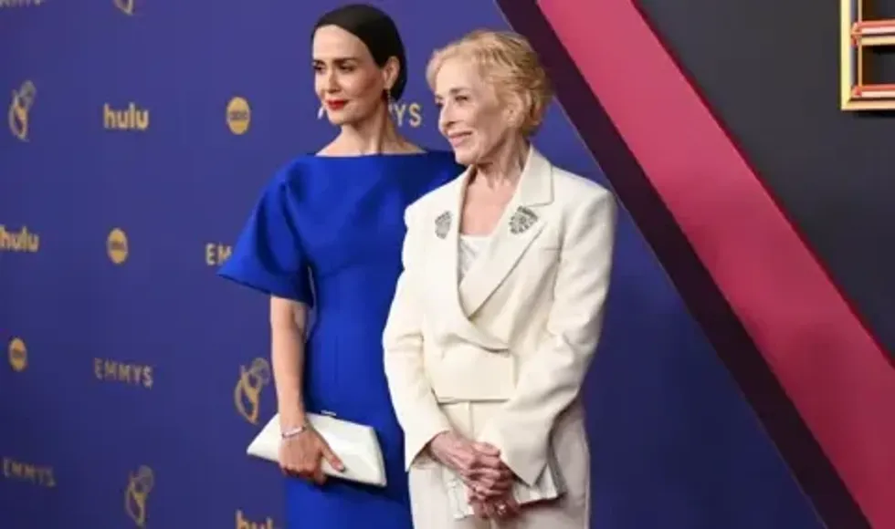 Getty Images Sarah Paulson dhe Holland Taylor në çmimet e 76-të Primetime Emmy të mbajtur në Teatrin Peacock më 15 shtator 2024 në Los Anxhelos, Kaliforni