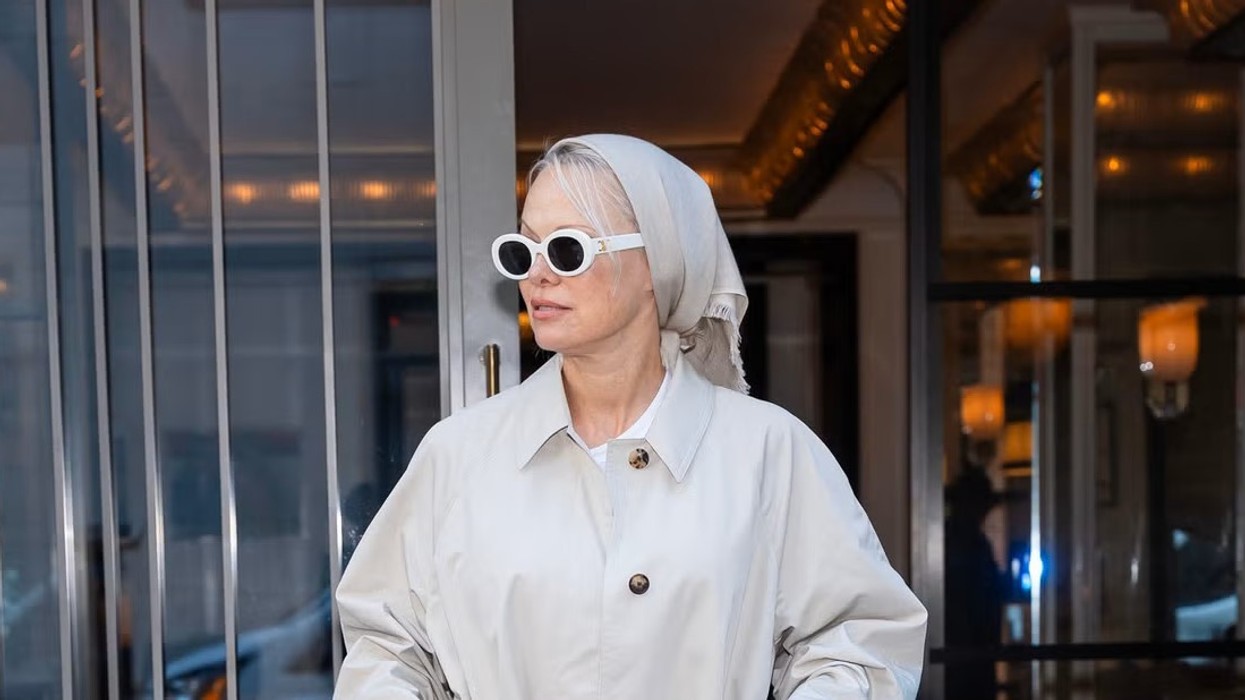 Pamela Anderson si divë e Hollywood-it të vjetër: Veshja elegante dhe e rehatshme që pritet të kopjohet këtë sezon