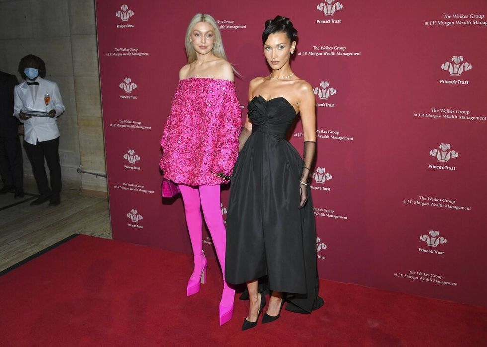 Gigi, majtas dhe Bella Hadid