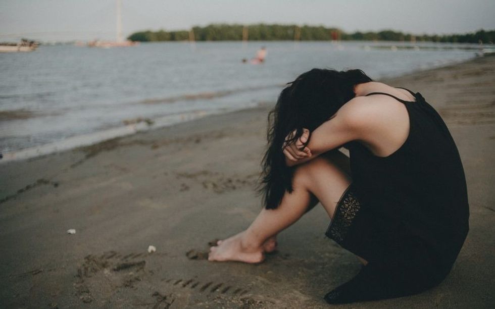 girl woman water beach sad dark depressed e1488748981101