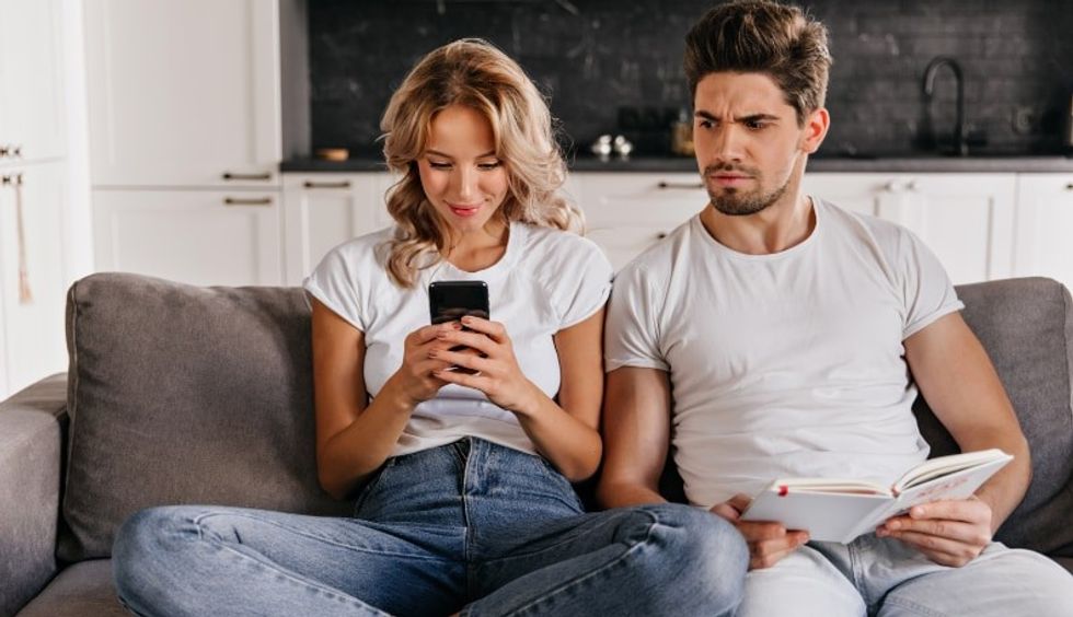 girlfriend is texting another guy