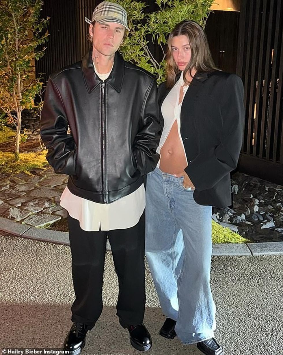 Gjashtë muaj pas shtatzënisë, Hailey konfirmoi në maj se po pret fëmijën e saj të parë me bashkëshortin Justin