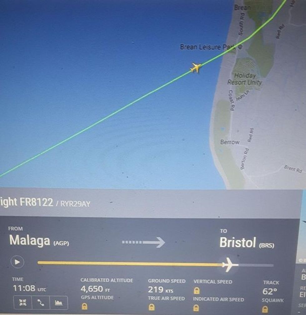 gjate-fluturimit-me-aeroplan-udhetari-pa-nje-shtylle-te-cuditshme-ne-mes-te-reve-foto-2