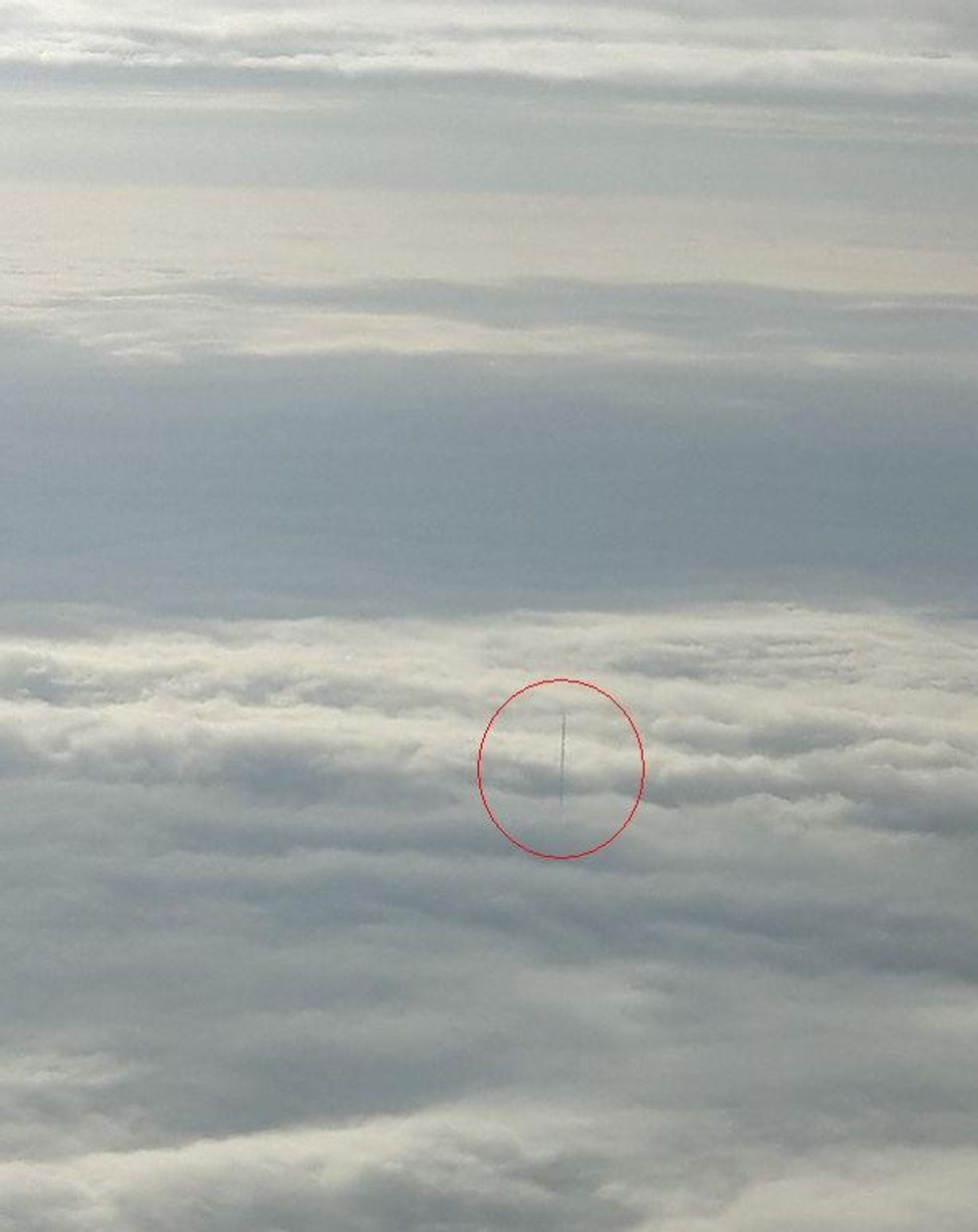 gjate-fluturimit-me-aeroplan-udhetari-pa-nje-shtylle-te-cuditshme-ne-mes-te-reve-foto-3