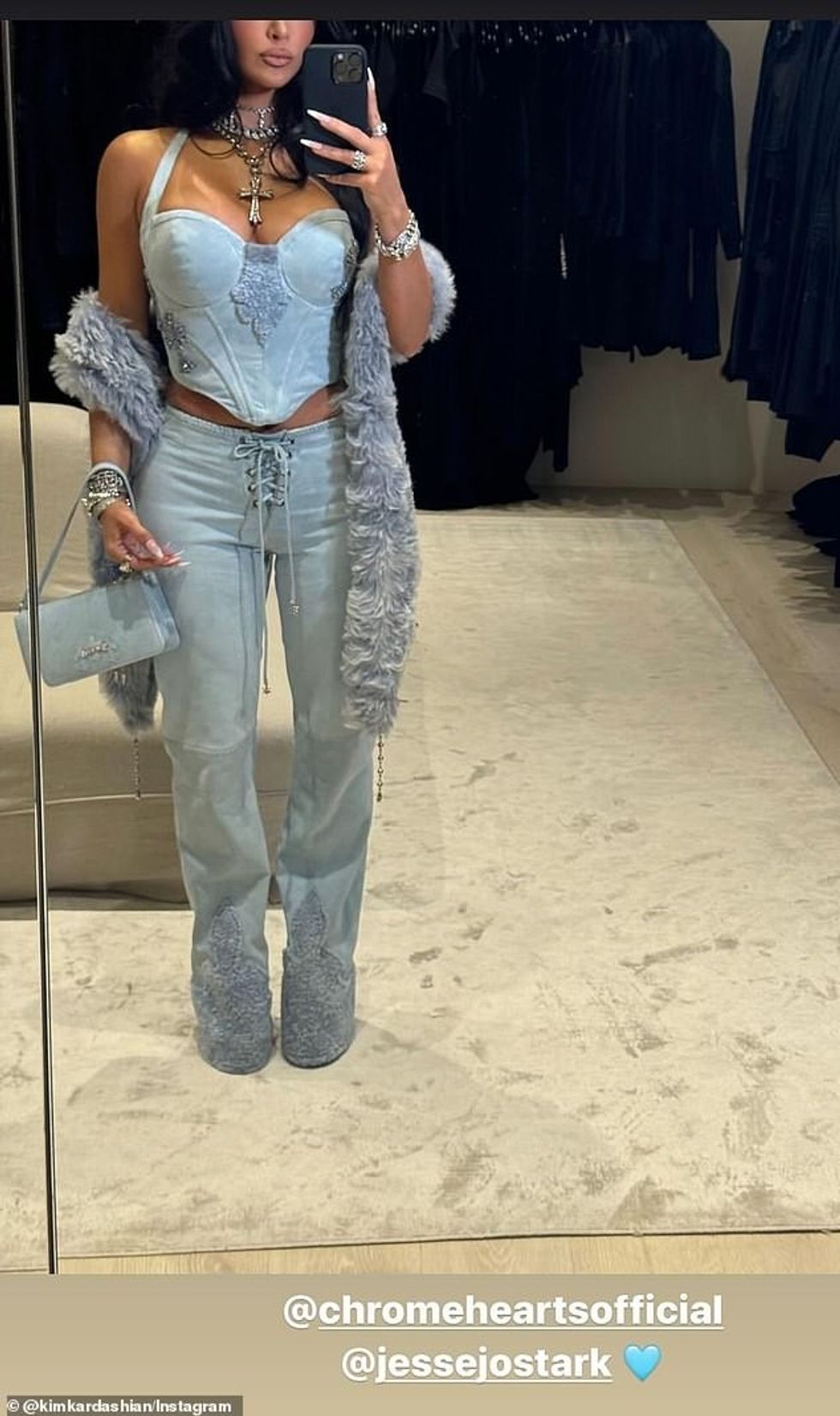 Gjatë xhirimeve, ajo u shpjegoi ndjekësve se ‘vibi’ për natën ishte ‘xhins dhe diamante. Kështu që unë kam veshur një ngjyrë xhins'