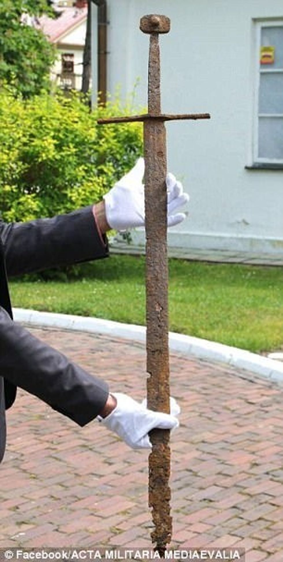 Gjatë zbrazjes së moçalit punonjesi gjeti shpaten qe i perket shekullit te 13 te foto 2