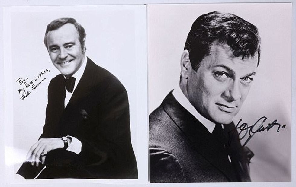 Gjendet koleksioni me autografet e të famshmëve qe i kishte humbur pronarit foto 5