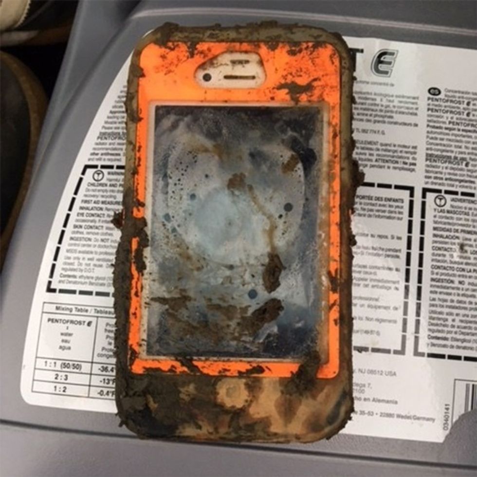 Gjendja e telefonit në momentin kur është nxjerrë nga balta