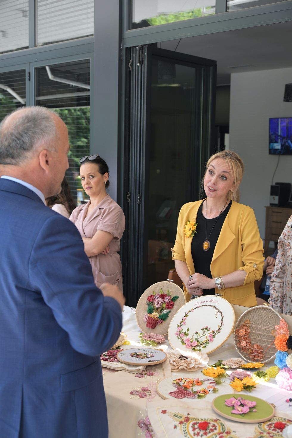 gjerat artizanale duke i prezantuar gazmend Muhaxheri