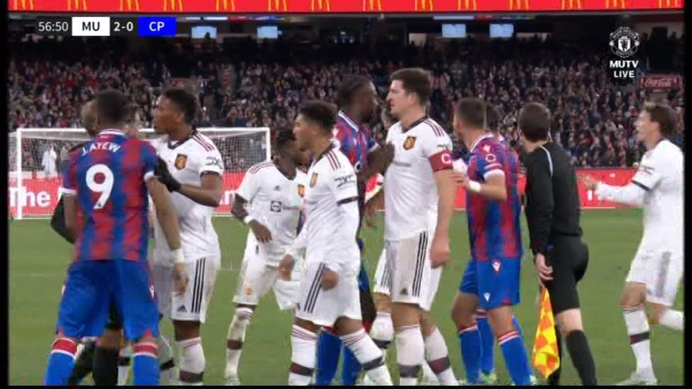 Gjërat kërcënuan të ktheheshin të këqija pasi të dy grupet e lojtarëve filluan të shtyjnë dhe të shtyjnë