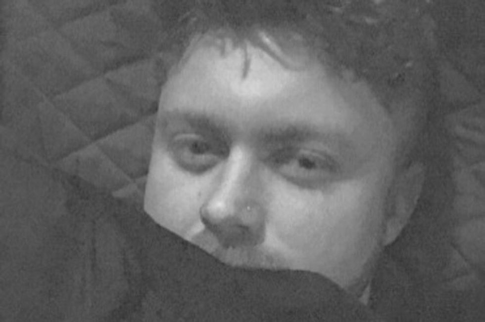 Gjeti mënyrën e përkryer per te mashtruar te dashuren se eshte duke fjetur ne shtepi foto