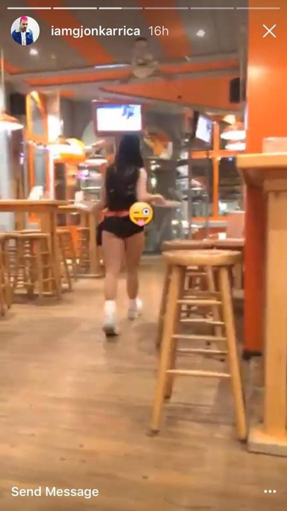 Gjon Karrica inçizon të pasmet e kamarieres, teksa ajo largohej. Foto nga Instagram Story.