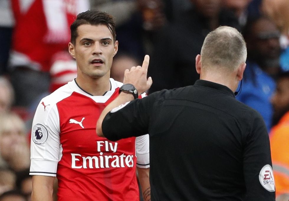 Gjyqtari duke ia shpjeguar Xhakës pse u ndëshkua me të kuq.