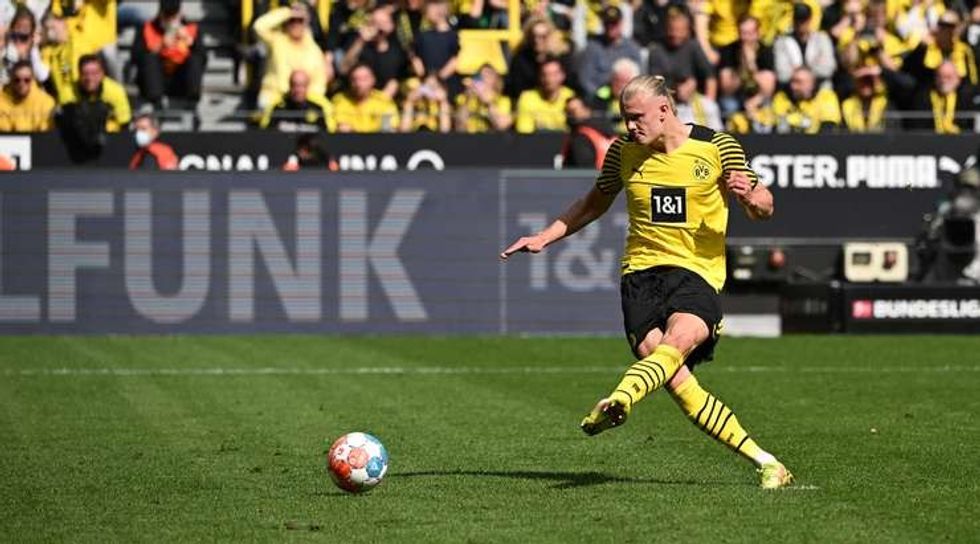 Goal! Erling Haaland (Dortmund) wins the battle of wills and sends an unstoppable penalty past Manuel Riemann into the bottom left corner.