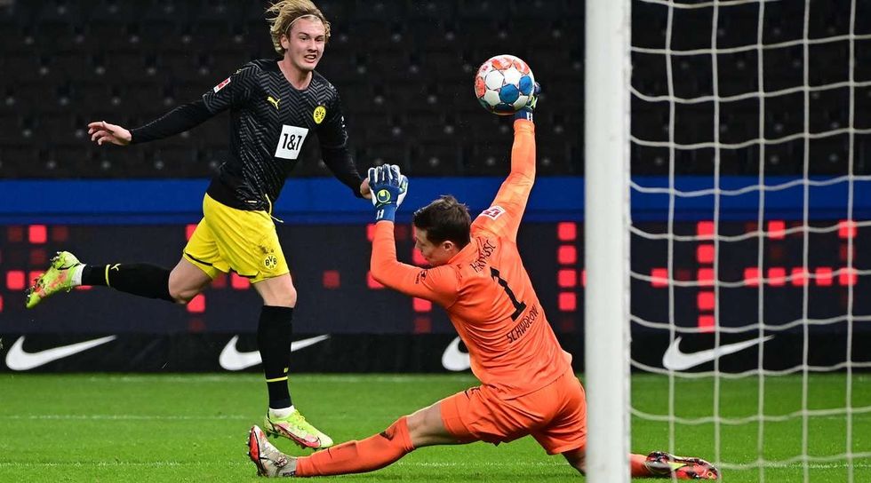 GOAL! Julian Brandt (Dortmund) collects a pass and from inside the box he lifts the ball over Alexander Schwolow, who was off his line. What a finish that is! 0:1.