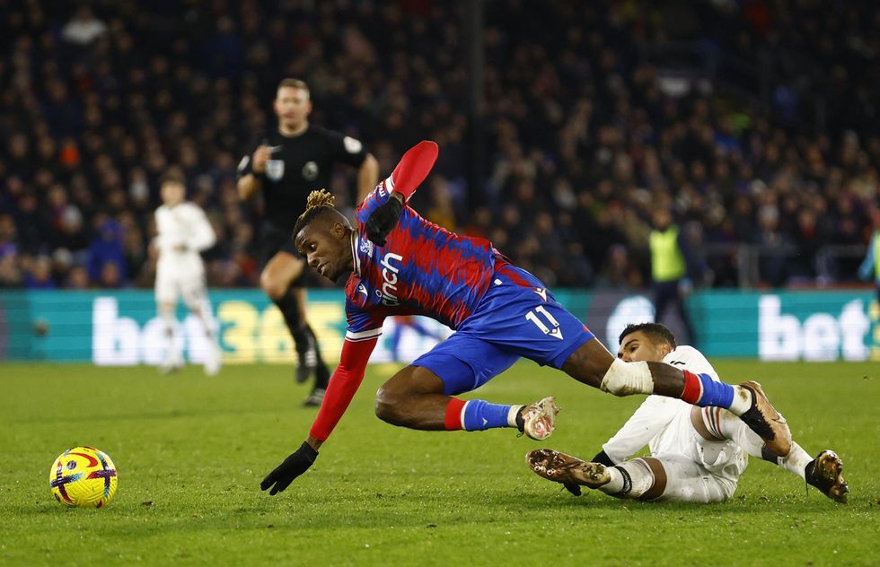 Goditja e pakujdesshme e Casemiro ndaj rrezikshëm të Eagles Wilfried Zaha i dha mesfushorit të United atë që mund të ishte një karton i verdhë i shtrenjtë.