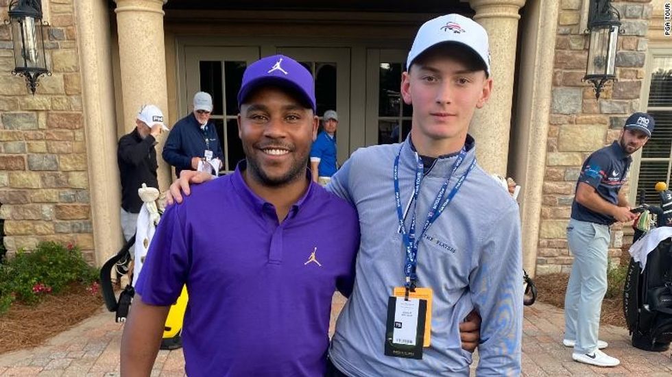 Golod pozon me Harold Varner III në TPC Sawgrass gjatë Kampionatit të Lojtarëve.