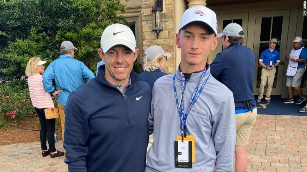 Golod pozon me Rory McIroy gjatë Kampionatit të Lojtarëve.