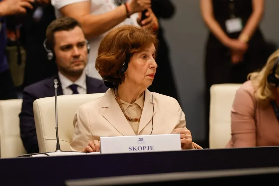 Siljanovska-Davkova nga Sofja: Të konkurrojmë në dije dhe zh