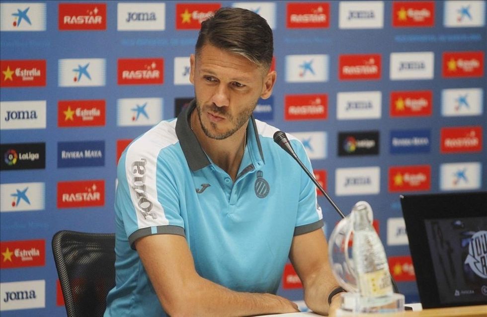 GRA113 CORNELLA DE LLOBREGAT BARCELONA 11 08 2016 - El defensa argentino Martin Demichelis charla con los medios durante su presentacion como nuevo jugador del RCD Espanyol en la que ha prometido todo el compromiso con el proyecto blanquiazul y asegura que llega para ayudar EFE Marta Perez
