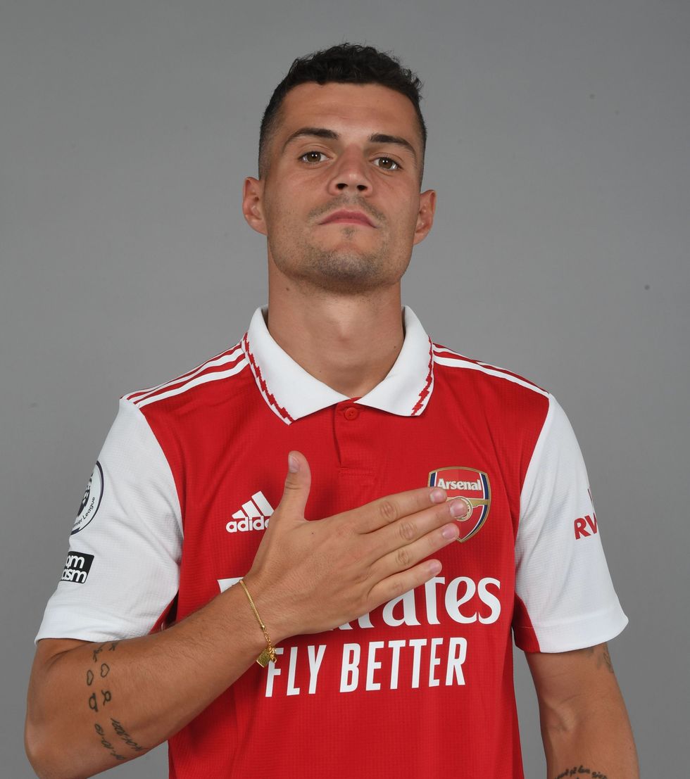 Granit Xhaka la fansat me qepje pasi u kthye në stërvitje me një makinë anormalisht të vogël