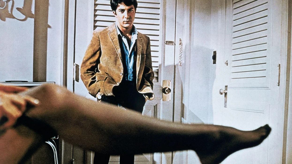 Gratë e reja të zemëruara po i shtyjnë burrat në krahët e grave më të mëdha në moshë!