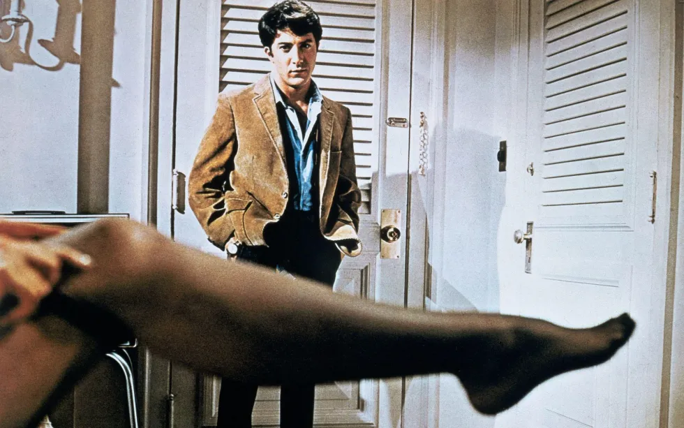 Gratë e reja të zemëruara po i shtyjnë burrat në krahët e grave më të mëdha në moshë!